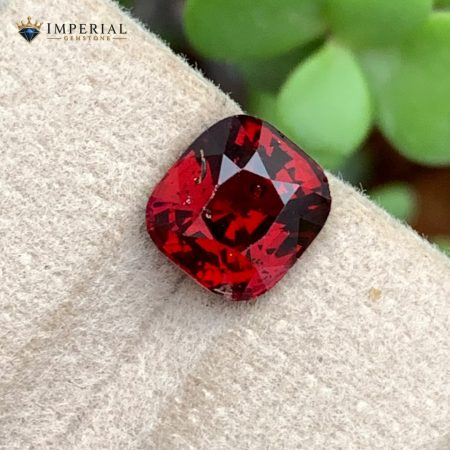 3.25 Carats Natural Rhodolite Garnet Gemstone Tanzania - Main View