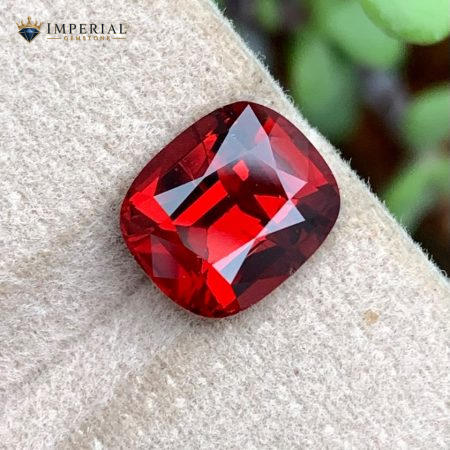 3.90 Carats Natural Rhodolite Garnet Gemstone from Tanzania - Main View