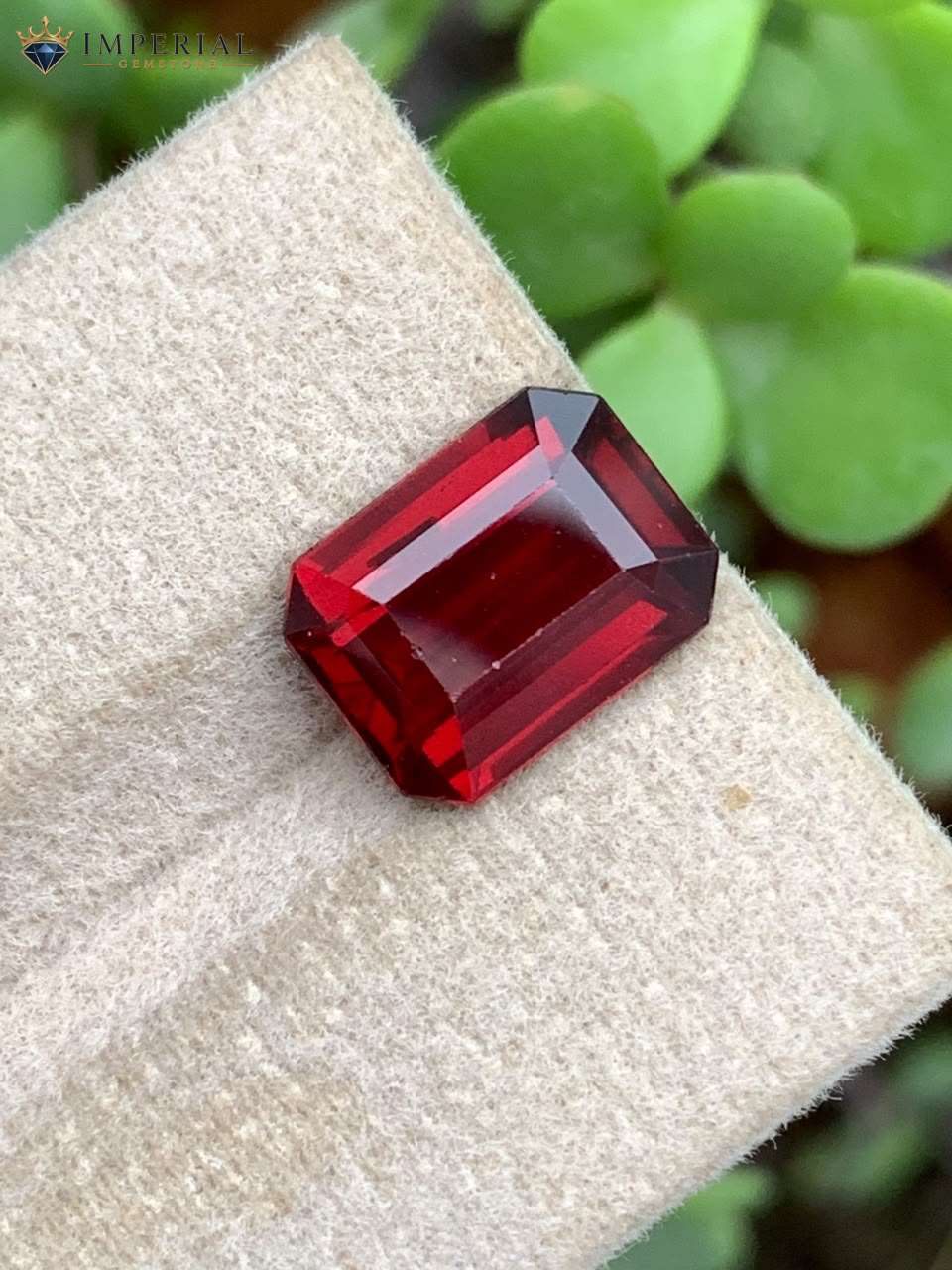 4.35 Carats Natural Rhodolite Garnet Gemstone from Tanzania 4.35 Carats Natural Rhodolite Garnet Gemstone from Tanzania - Main View