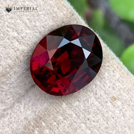 4.45 Ct Natural Vivid Red Garnet Almandine Oval Gemstone - Main View