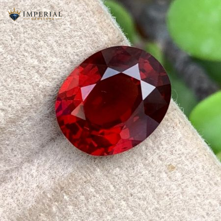 4.47 Ct AIG Certified Natural Malaya Garnet Oval Gemstone - Main View