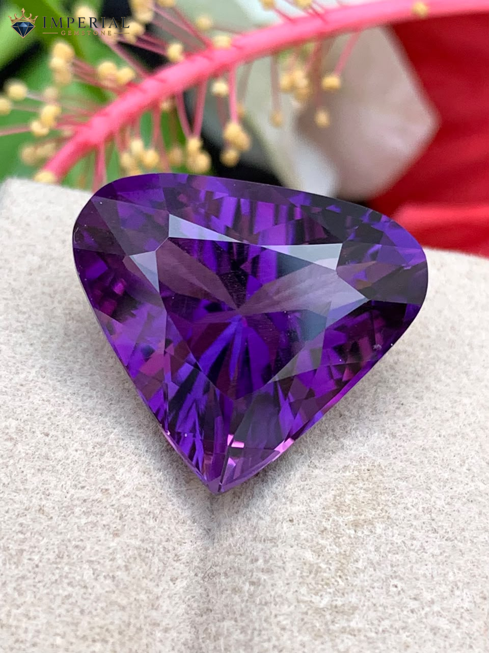 18.60 Carats Natural Amethyst Triangular Cut VVS2 Brazil 18.60 Carats Natural Amethyst Triangular Cut VVS2 Brazil