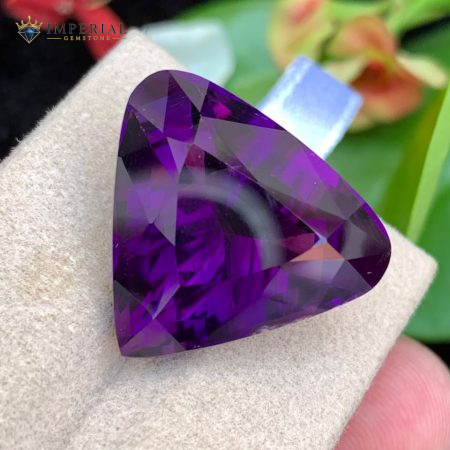 25.40 Carats Natural Amethyst Triangle Heart VVS2 Brazil