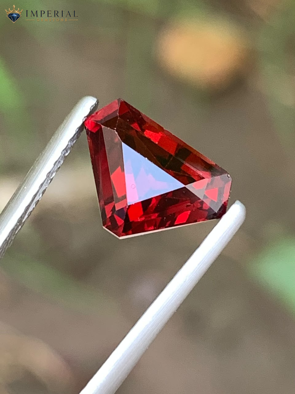 3.05 ct Natural Malaya Garnet Trillion Shape Tanzania 3.05 ct Natural Malaya Garnet Trillion Shape Tanzania - Front View 1