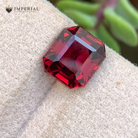 3.80 ct Natural Rhodolite Garnet Emerald Cut VVS1 Tanzania - Main View