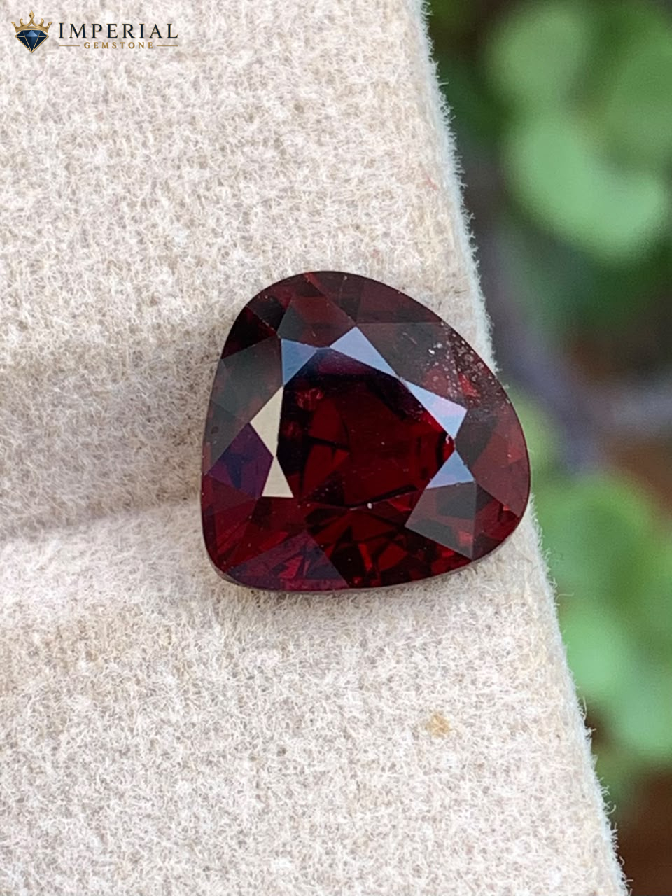 3.90 Carat Natural Rhodolite Garnet Heart Shape VS1 Tanzania 3.90 Carat Natural Rhodolite Garnet Heart Shape VS1 Tanzania - Main View 1