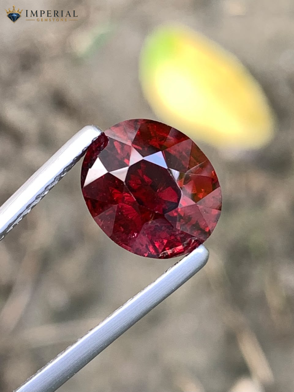 4.10 Carat Natural Rhodolite Garnet Oval Cut VS1 Tanzania 4.10 Carat Natural Rhodolite Garnet Oval Cut VS1 Tanzania - Main View