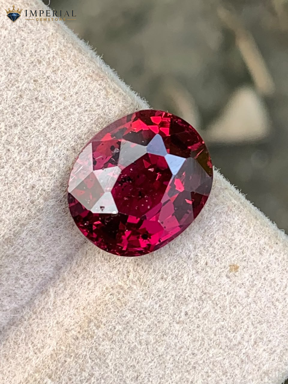 4.10 Carat Natural Rhodolite Garnet Oval Cut VS2 Tanzania 4.10 Carat Natural Rhodolite Garnet Oval Cut VS2 Tanzania - Main View