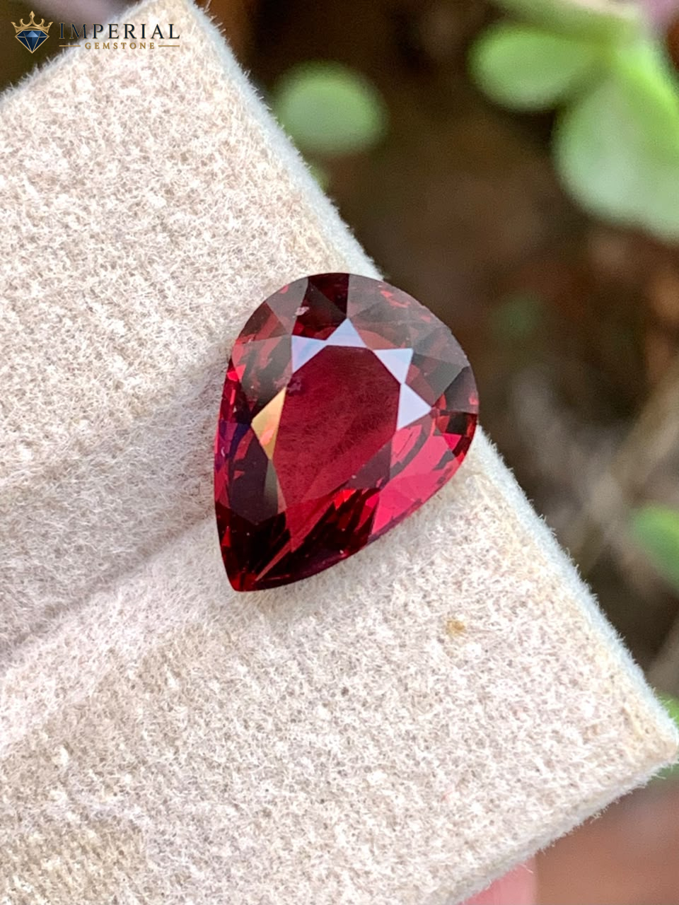 4.10 Carat Natural Rhodolite Garnet Pear Shape VVS2 Tanzania 4.10 Carat Natural Rhodolite Garnet Pear Shape VVS2 Tanzania - Main View 1