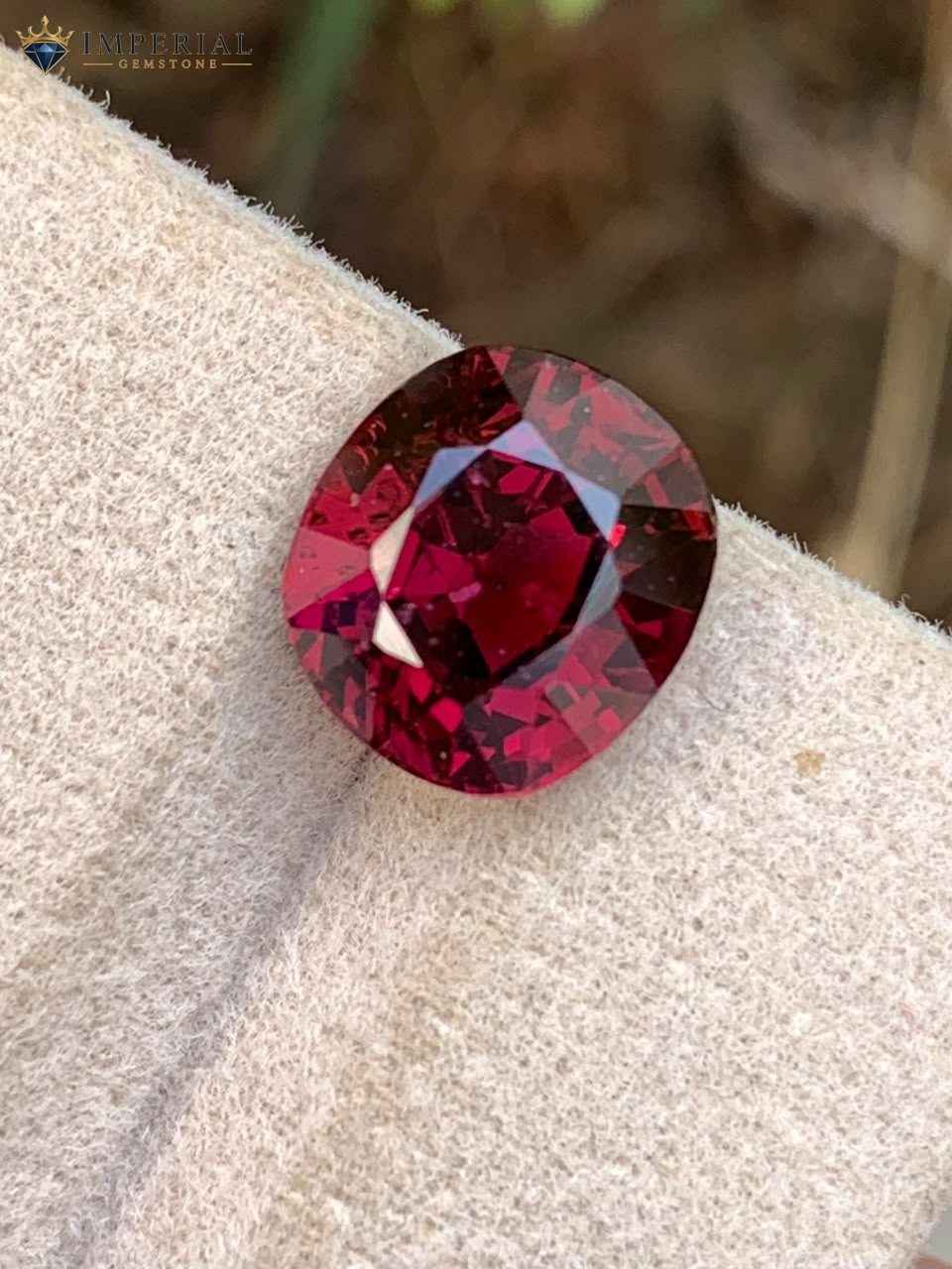 4.70 Carat Natural Rhodolite Garnet Oval Cut VS1 Tanzania 4.70 Carat Natural Rhodolite Garnet Oval Cut VS1 Tanzania - Main View