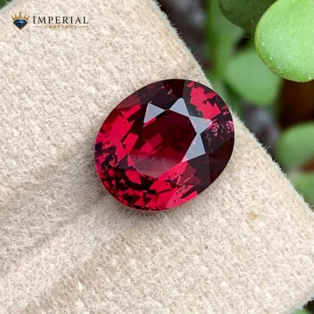 4.88 Carat Certified Natural Rhodolite Garnet Oval Tanzania - Main View