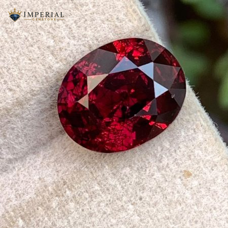 5.08 Carats Certified Natural Rhodolite Garnet Oval Tanzania - Main View